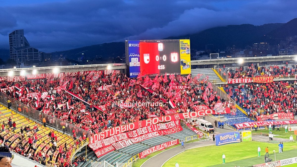 leonelcerrudo's tweet photo. 🔴 ¡TRIBUNA LLENA! 🎉 LA BANDA ESTÁ COMPLETA. 

#AMÉRICA COPANDO EL CAMPÍN 👹🇦🇹

La mejor hinchada de Colombia 🇨🇴 https://t.co/4Xyq9qdiJI