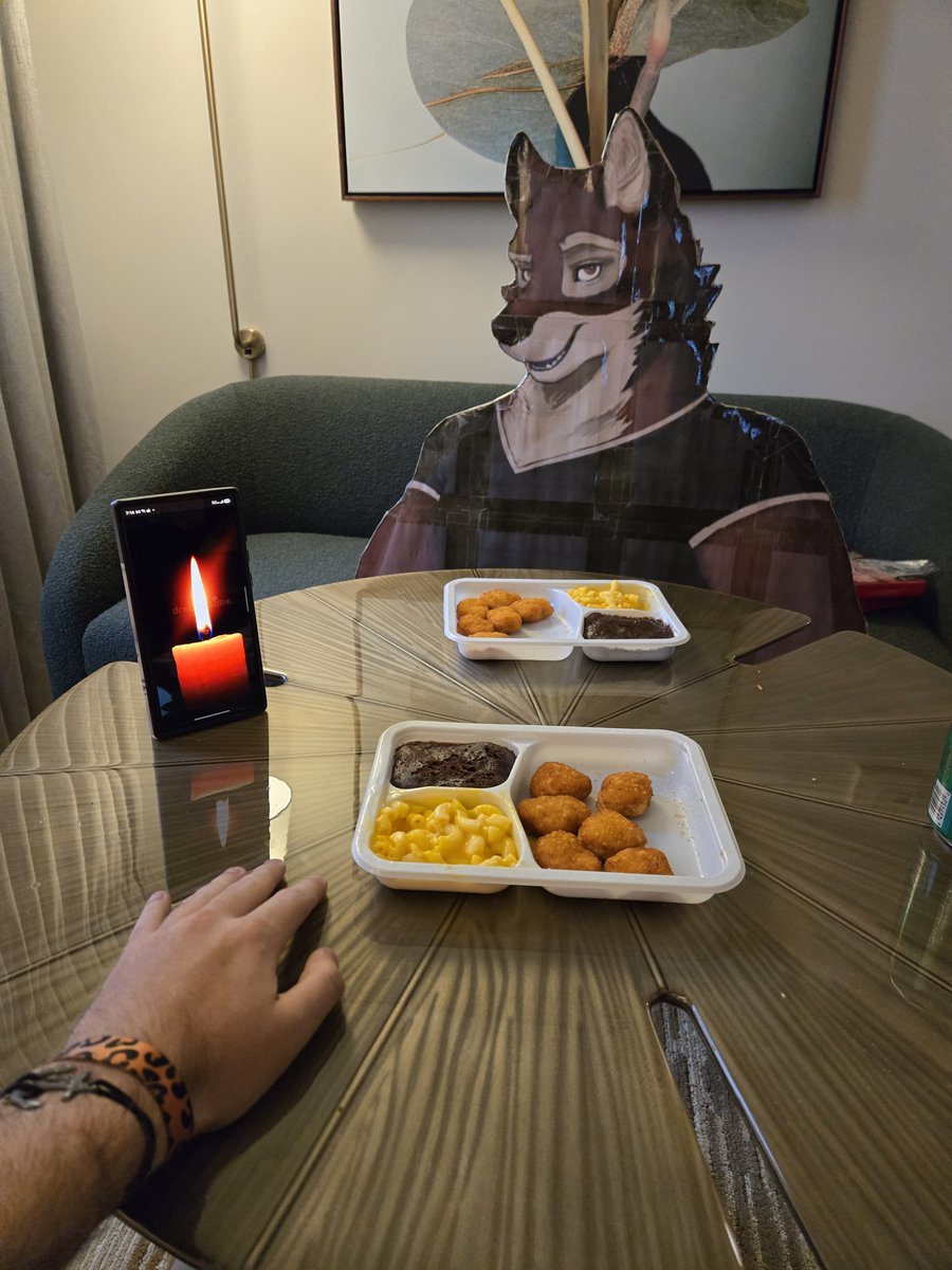 HiroTheHyena's tweet photo. Omg Leo you shouldn't haaave, isn't he so romantic 🥰 https://t.co/Qocb7F7L6u