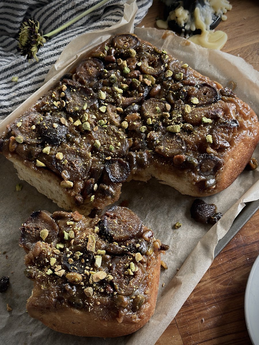 theclovecoterie's tweet photo. Fig, tea, &amp; pistachio sticky rolls🤍 https://t.co/lFqa5dt9NL