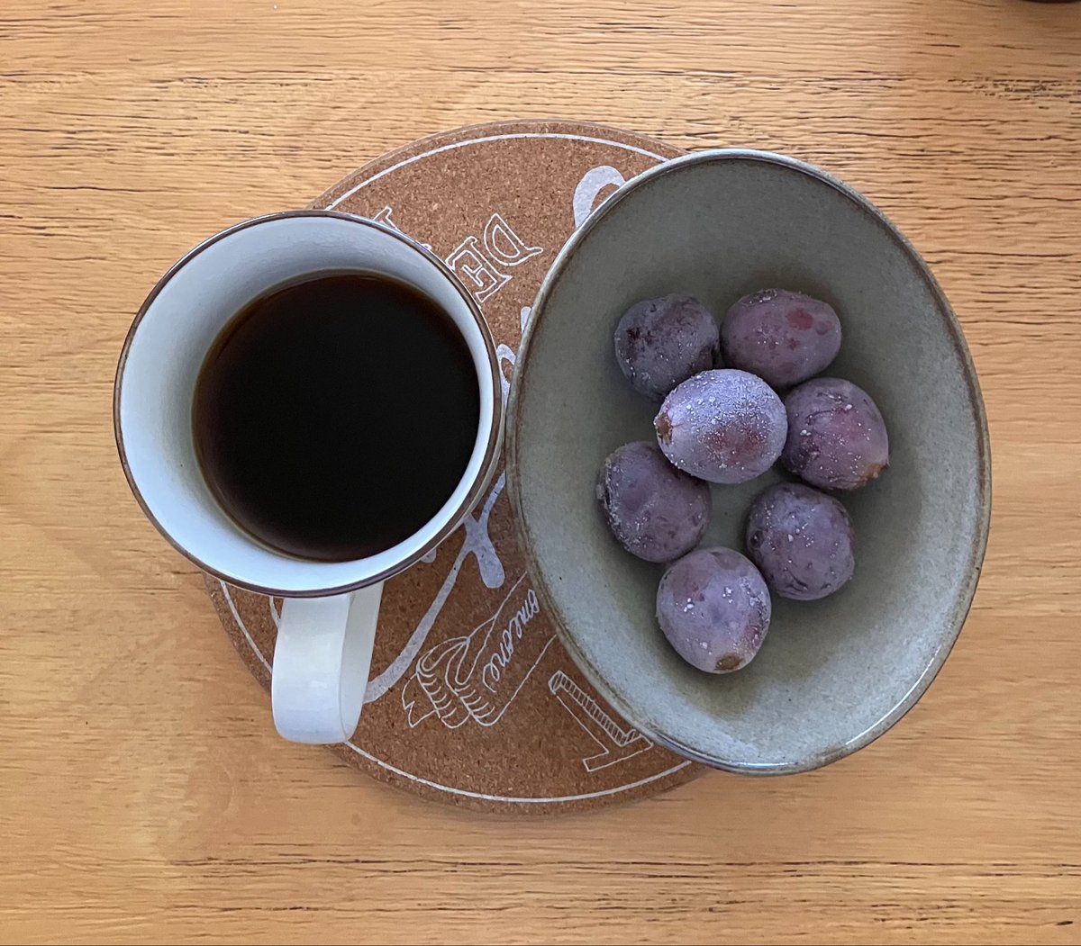 f_hnbk's tweet photo. 頂き物のぶどうを凍らして延命させましたが、やはり味は落ちてしまいますね。
命は繋いだがQOLは維持できないみたいな https://t.co/HSOMQss2iq