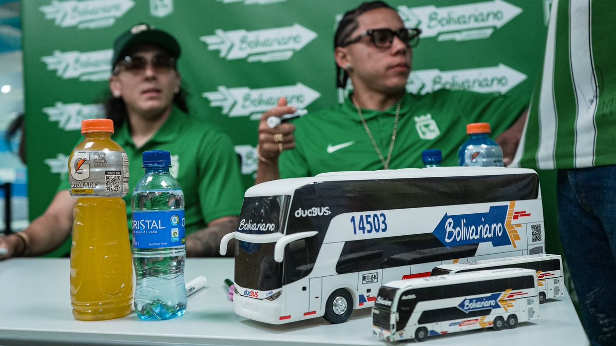 nacionaloficial's tweet photo. ¡Gracias, hinchada!

Tuvimos un firma dé autógrafos benéfica, en Bogotá, donde varios hinchas se acercaron a dejar sus donaciones para JUNTOS seguir reconstruyendo a nuestro país.

En este espacio estuvimos con Kevin Parra e Ian Poveda. Gracias @BolivarianoCO https://t.co/A0WJUKQFFx