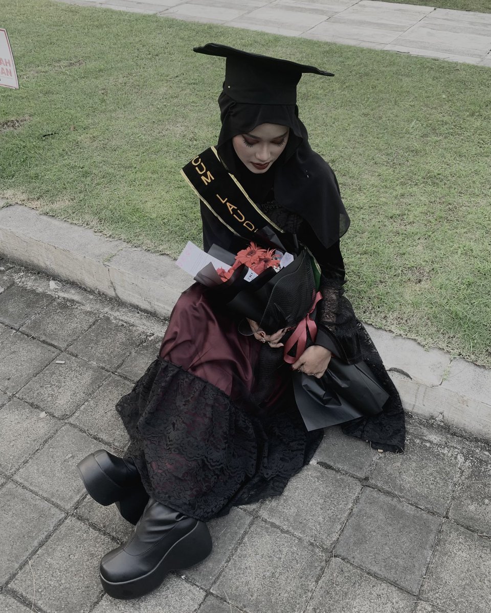 roccoparondi's tweet photo. another witch graduated https://t.co/K9ywCVwzJZ