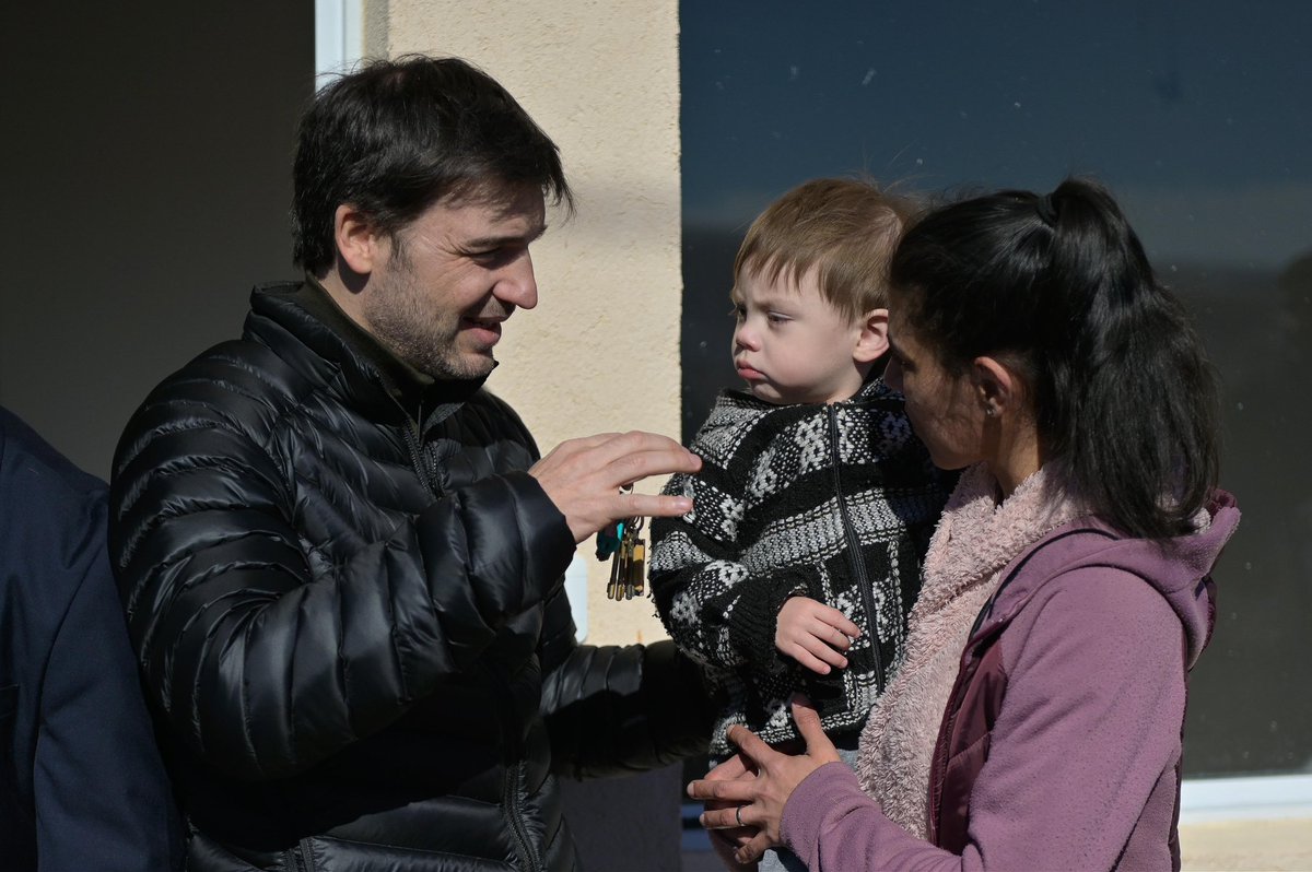 NachoTorresCH's tweet photo. 15 FAMILIAS, 15 NUEVOS HOGARES EN RÍO MAYO 🏠❤️

Hay pocas cosas más lindas que recibir las llaves de tu casa, abrir la puerta por primera vez y saber que ahí vas a ver crecer a tus hijos, compartir momentos que quedan para siempre y construir un verdadero hogar.

En el aniversario de Río Mayo, 15 familias cumplieron ese sueño, y queremos que sean muchas más en cada rincón de Chubut. Por eso anunciamos la construcción de 17 viviendas más para la localidad.

Porque detrás de cada casa que entregamos hay una familia de chubutenses cumpliendo el sueño más importante de su vida.