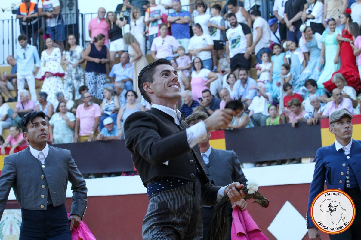 TorosCortes's tweet photo. 📷 𝗙𝗘𝗦𝗧𝗜𝗩𝗔𝗟 | Cuatro orejas y rabo ha cortado el novillero 𝗙𝗿𝗮𝗻𝗰𝗶𝘀𝗰𝗼 𝗙𝗲𝗿𝗻𝗮́𝗻𝗱𝗲𝘇 en el Festival de 𝗖𝗼𝗿𝘁𝗲𝘀 𝗱𝗲 𝗹𝗮 𝗙𝗿𝗼𝗻𝘁𝗲𝗿𝗮 (Málaga)

#AfricaTaurina #CortesdelaFrontera #Festival #Toros #Temporada2026 https://t.co/4zKjd7UJGm