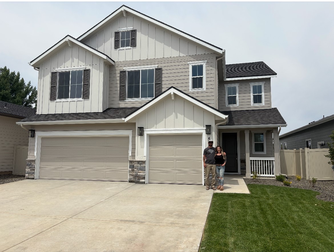 RAHomes's tweet photo. John and Jennifer will soon be able to enjoy bocce ball, a walking path, a pocket park, and more as brand-new residents of Friendship Square in Meridian, Idaho! #HappyHomebuyers🏡 https://t.co/xEwsP4TRMm