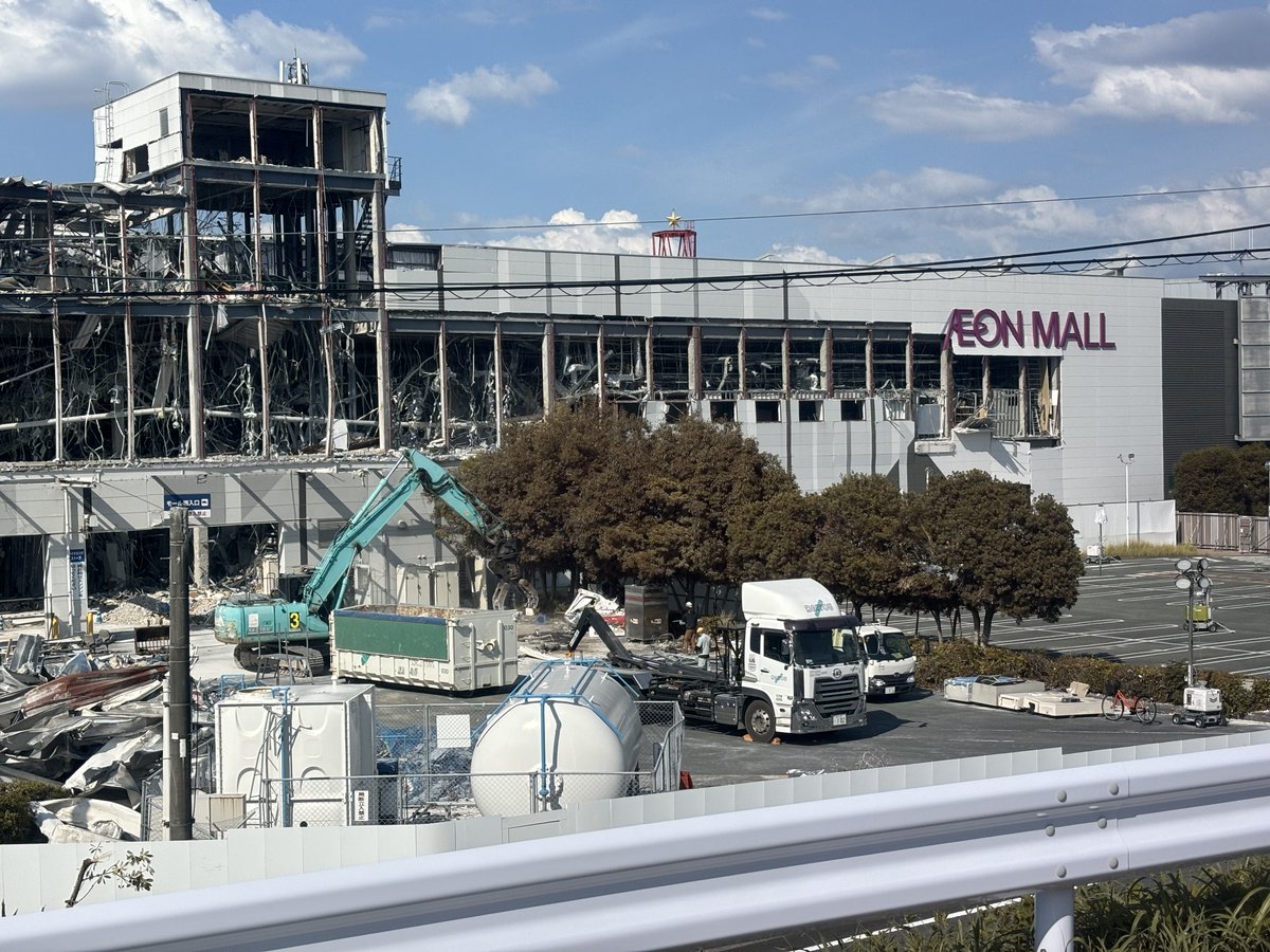 kudo_jirita's tweet photo. 熊本出張に来ているんだが、地震からの爆発があったイオンを見た。
想像を絶する景色。
まだまだ破片も凄い。

人生何が起こるかわからない。
後悔のないように生きる。
できそうでできないこと。
チャレンジ大事。 https://t.co/Nu0pWIdsBk