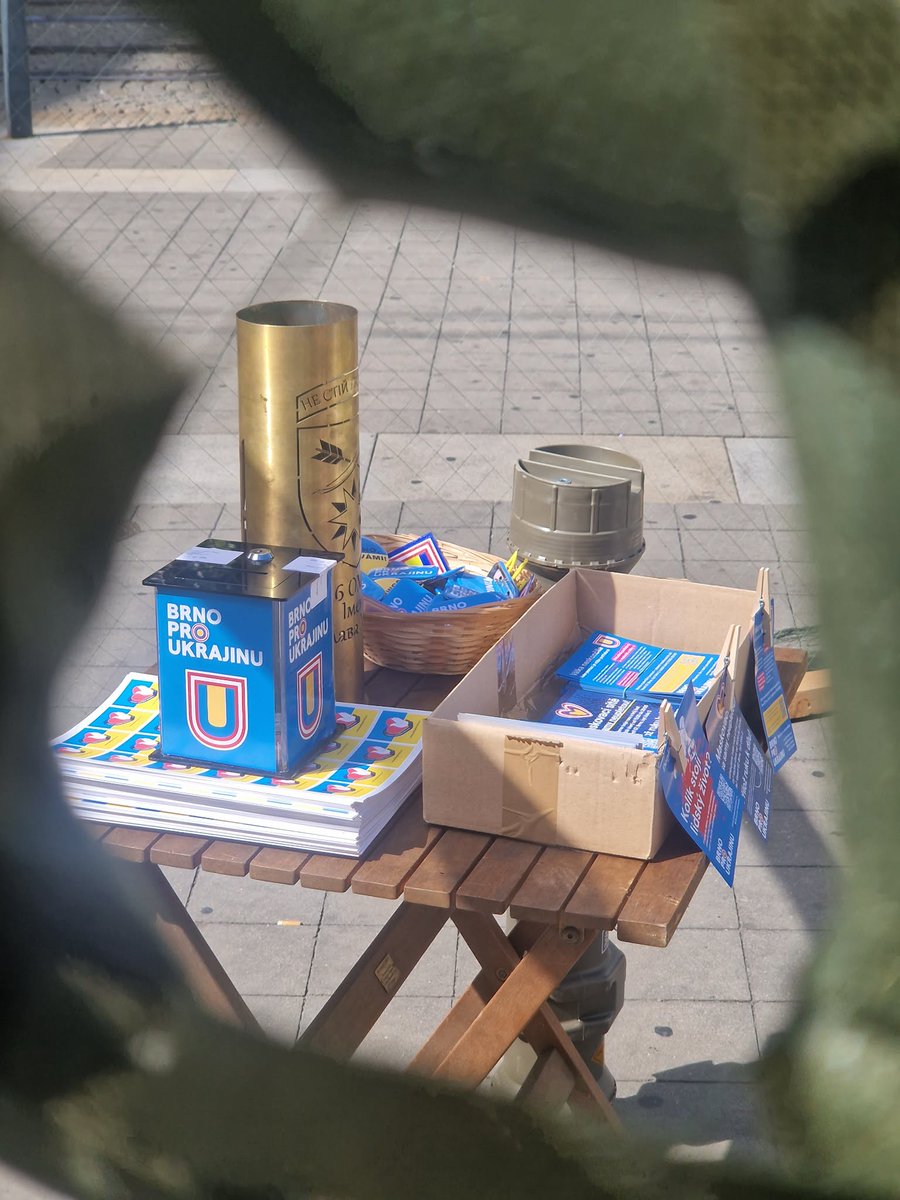 ProUkrajinu's tweet photo. Ještě v neděli můžete na Moravském náměstí v rámci festivalu Brno Buď Láska přiložit ruku k dílu. Rádi vás naučíme uplést maskovací síť. Těšíme se na vás! 
❤️‍🩹Přímo na místě můžete také přispět na zdravotnický materiál. Nestíháte dorazit? Lze přispět i zde: https://t.co/59FFJpQP06 https://t.co/c6w4ail986