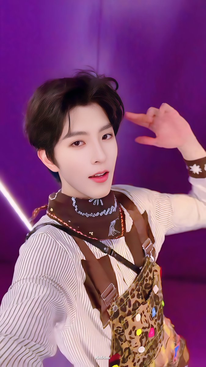 andrieea_'s tweet photo. XingQiu with a complete package. Beautiful, yes? Handsome, of course. Cute and adorable, definitely! 💙🧡

#XingQiu #星邱 https://t.co/yoEid9evp2