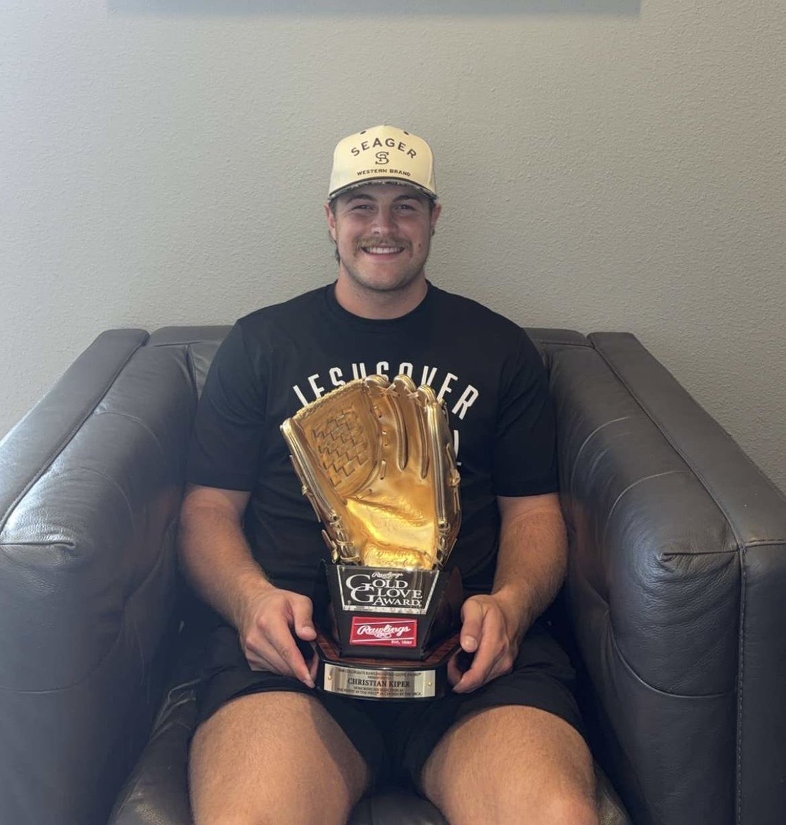 ChristianKiper's tweet photo. Blessed and honored to receive this award from @RawlingsSports baseball! Thank you to all the coaches who have supported me along the way. Most importantly All Glory to God! @CardinalsMAC #teamrawlings #finestinthefield #staygolden https://t.co/6DaUKmEefR