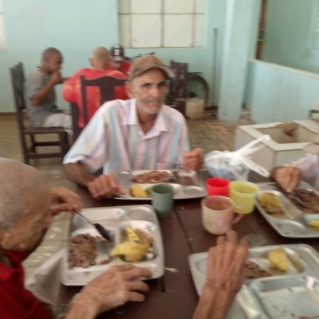 dmsmdga's tweet photo. En #Cuba y #Madruga ws prioridad la atención a los adultos mayores por lo qie la Empresa Genética como de costumbre ofrece almuerzo a los abuelos del Hogar de Ancianos Domingo González 
#CubaPorLaVida https://t.co/9spFMYPNzI