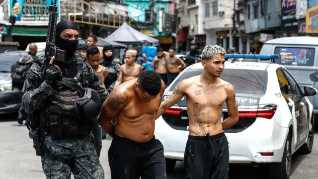 AnaliseGeopol's tweet photo. 🇧🇷 Presidente Lula promete ofensiva em larga escala contra facções criminosas em seu quarto mandato presidencial, voltada a recuperar a soberania em territórios hoje dominados pelo crime. A promessa ocorreu durante seu comício no Rio de Janeiro. https://t.co/zqZl3yxpLC