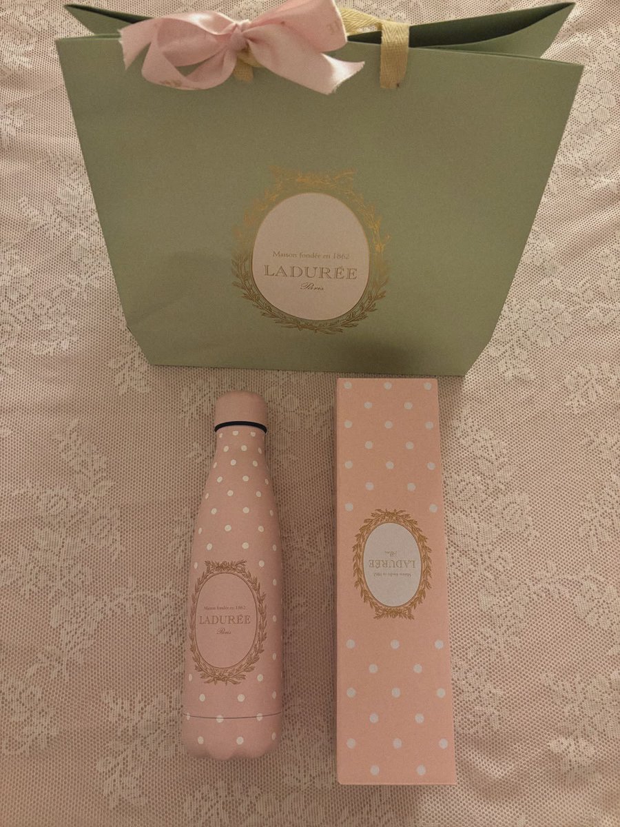 OffersGuide1's tweet photo. Ladurée Pink Polka Dot Water Bottle🎀🤍 https://t.co/X5NCpyPNdx