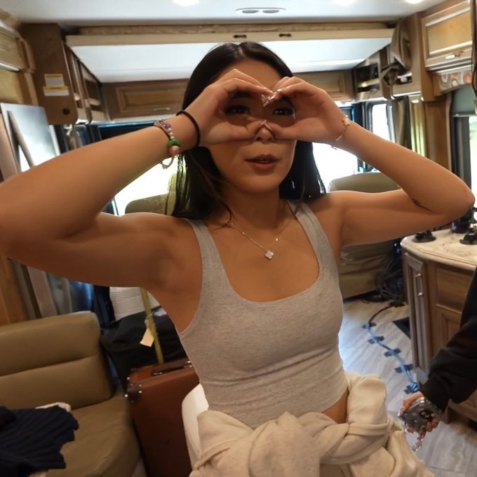 Tamaricsgiely's tweet photo. ExtraEmily when her views start dropping✨️ https://t.co/LfZlRwl28s