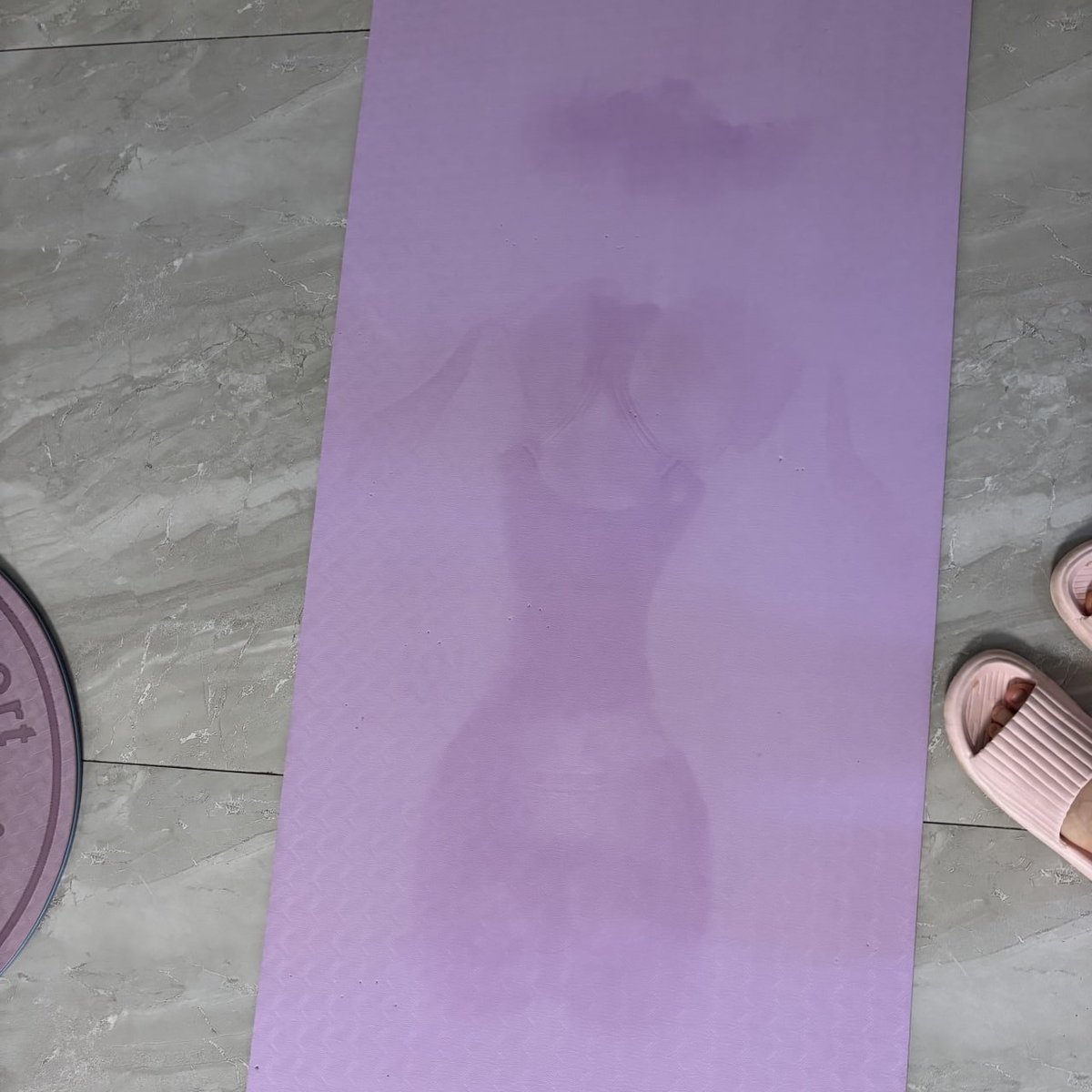 Bby0801's tweet photo. After finishing yoga, looking at the yoga mat covered in sweat stains, I felt an immense sense of satisfaction. https://t.co/GPJMxz84WG