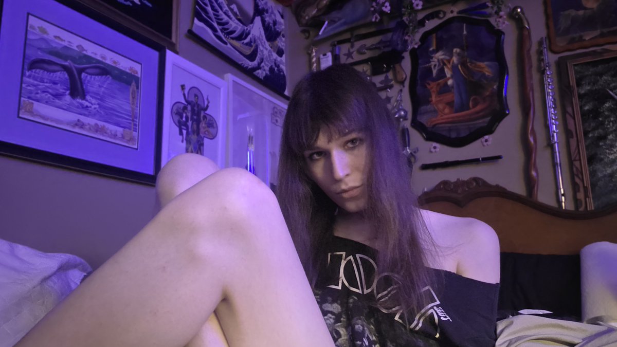 fard_drinker's tweet photo. why did i have to start being kinda hot right before the world ends https://t.co/QMzq4y32x5