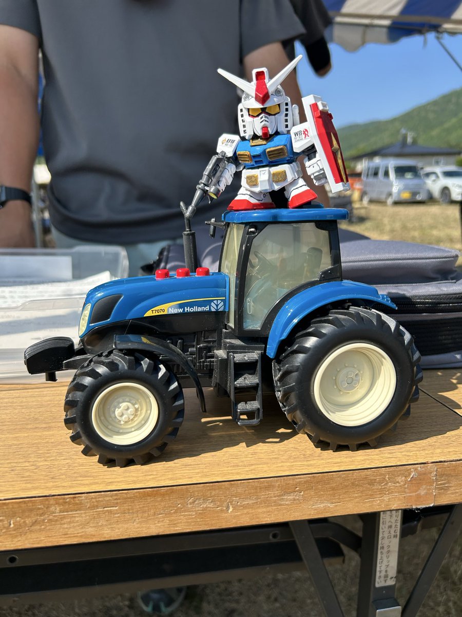 nomanasa's tweet photo. アンジくんのふるさとまつり、まもなく開催です。
入り口には、トラクターとガンダムがお迎えします。 https://t.co/Omct2SCoBE