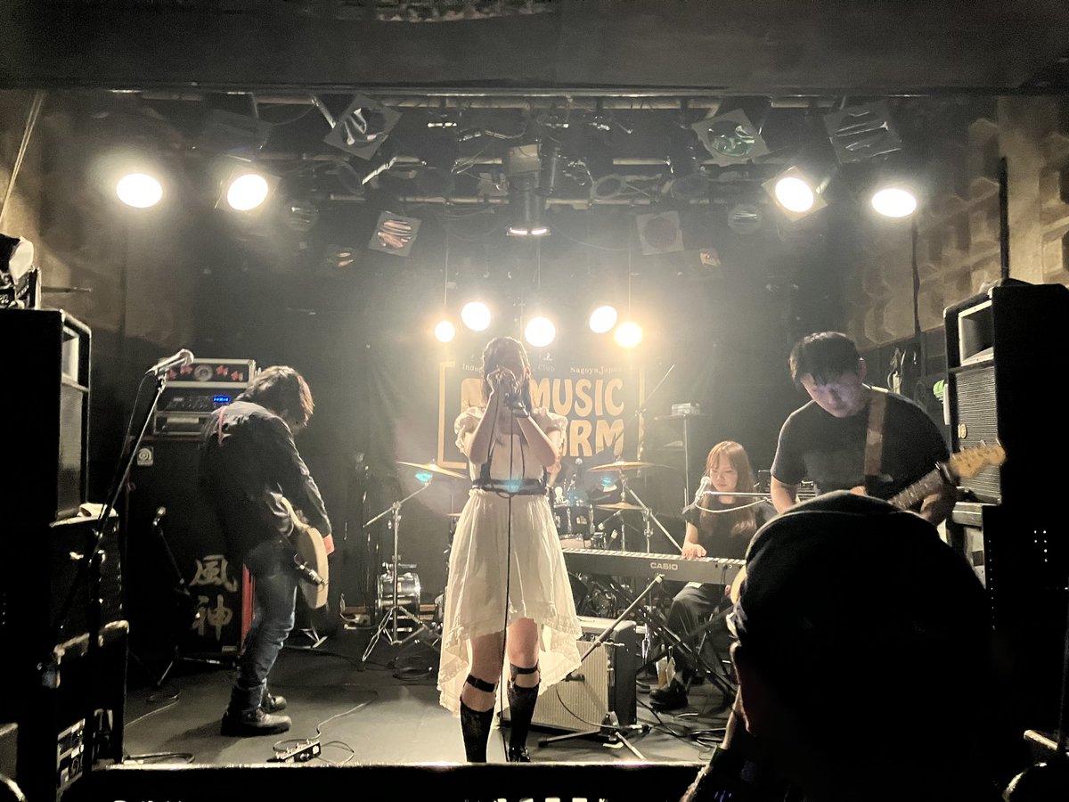 kensinging's tweet photo. 昨日のMUSIC FARMでの藤ロックイベント、どのバンドもオリジナリティがあって楽しめたんだけど、特にin the biotopeさんは凄く好きな音で、とてもカッコ良かった

叙情的で繊細な、激情のロックで、世界観が確立されてた

ベーシストさんのプレーはcoolだし、keyさんとも色々お話させてもらいました🙏 https://t.co/dnBLoNa0qx
