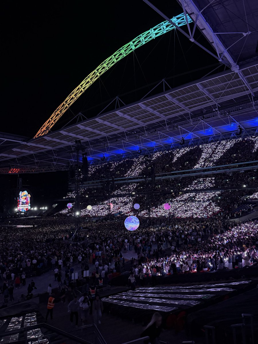 Eltrrr04's tweet photo. It’s been a year since I saw my favourite band @coldplay perform at the Wembley Stadium in London. I hope to get lucky enough to see them again in 2027 🤩🇫🇷 https://t.co/l2EG8wVlJ9