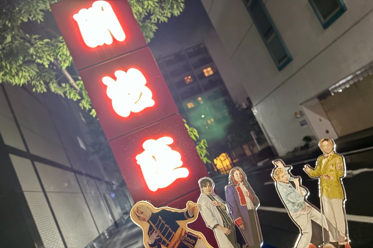 _beneooi's tweet photo. 昨日の私「今日明治座近くにホテル取ってるのでこれから明治座に行きます」←謎自慢
フォロワー「え！？！！？ついていって良いですか！！？！？？！？」←謎同行

我々「見えますね、緑の幟」 https://t.co/dud2XD7x7g