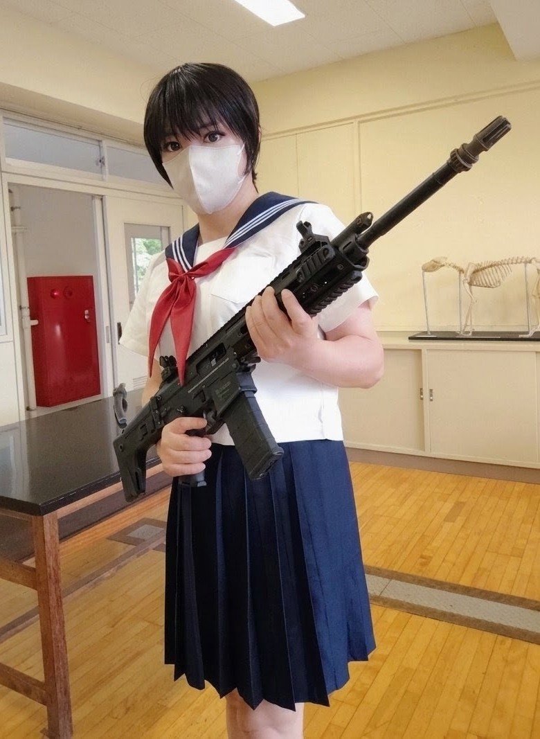 kimisa3993's tweet photo. 制服きて撮影場所にこの小物あったら、一応やるよね。
「セーラー服と機関銃」風😅

個人的にはヨーヨーがあったら、推しの唯さまになれてコ���完璧だったのですが…

（学校シリーズ完）

※今日はお仕事です😱
#女装散歩 https://t.co/17HaYDI8Iq