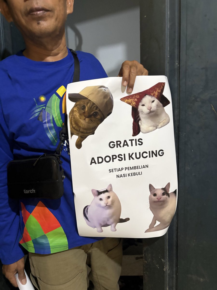 Smash1014314's tweet photo. wkwkwk selamat kena prank dari bapak 😭🤣

“yakali pakai kucing asli” — bapak

gak papa gais kalau bilang bapak gue berlebihan gara-gara beli nasi kebuli gratis adopsi kucing. emang dia aneh dan bikin onar 😭🐱 https://t.co/WgnQiISl4n