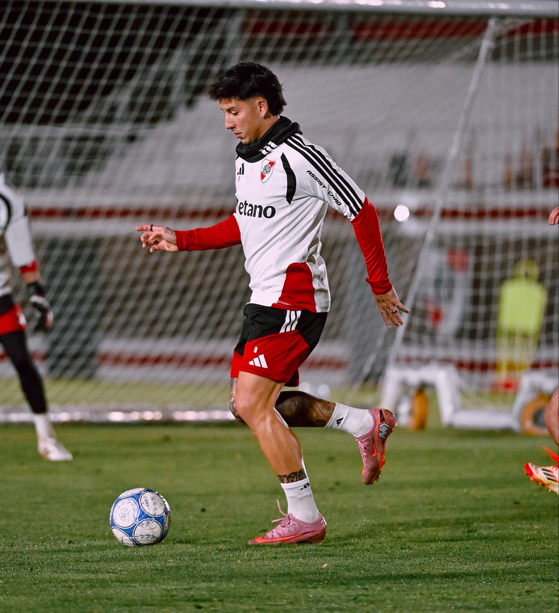 RiverPlate's tweet photo. Listos para mañana 💪✔️

🔜⚽️🆚 Vélez Sarsfield. https://t.co/pzS23lIxB4
