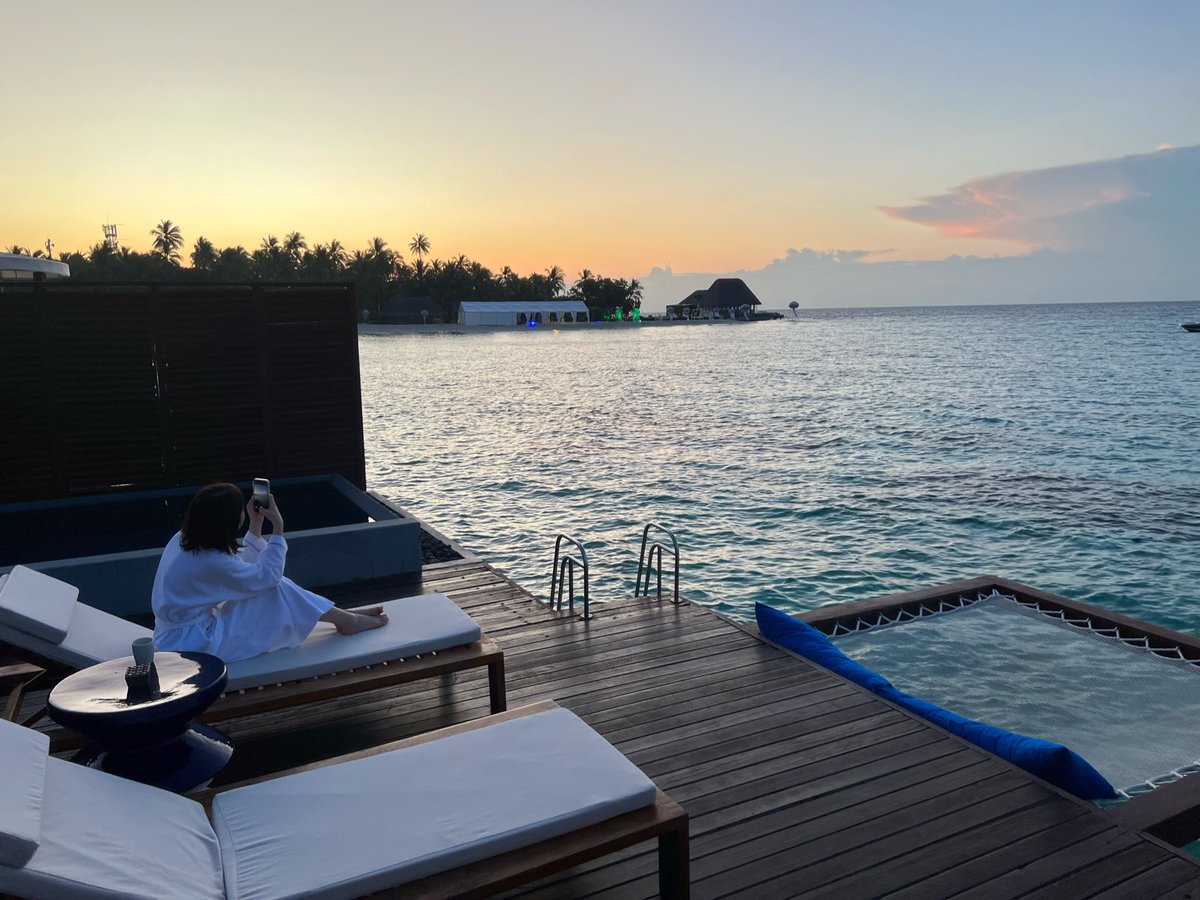 ad_nyle's tweet photo. 海外ホテルで特に印象に残っているのは年末年始のWモルディブです！

当時の公式予約価格を残していないので、ポイント単価についてはエビデンスありません！
記憶では4円近かった気がするのですが、この辺は参考程度でお願いします…笑

ただ、年末年始のWモルディブを1泊10万P、2泊で20万Pで取れたのは間違いありません。

プラチナでもUGはありました！

結婚式でクレカ決済できたので、複数枚の入会キャンペーンを利用してポイントゲットしました！
僕はspg持っていたので、妻にMBAプレミアム作ってもらいました。
まだ年会費が5万円でしたね、おいしいキャンペーンでした！

当初は妻も何のためにカードを作るのか分かっていませんでしたが、何度か一緒に旅行することで、僕の行動原理が分かるようになってきたとのことです笑

ちなみにその時に作製したカードはANAノーマルダイナース、アメビジゴールドです！

SUIさん何度もタグ付けすみません…
いやー、投稿がマジでむずい。
僕には向いてない笑