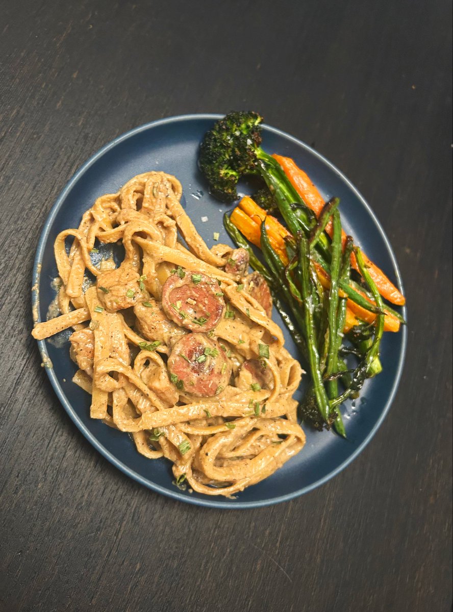 vampirafemme's tweet photo. cajun style sausage&amp;chicken alfredo and honey lemon pepper roasted vegetables #yaaaay https://t.co/kXdCBHHH6w