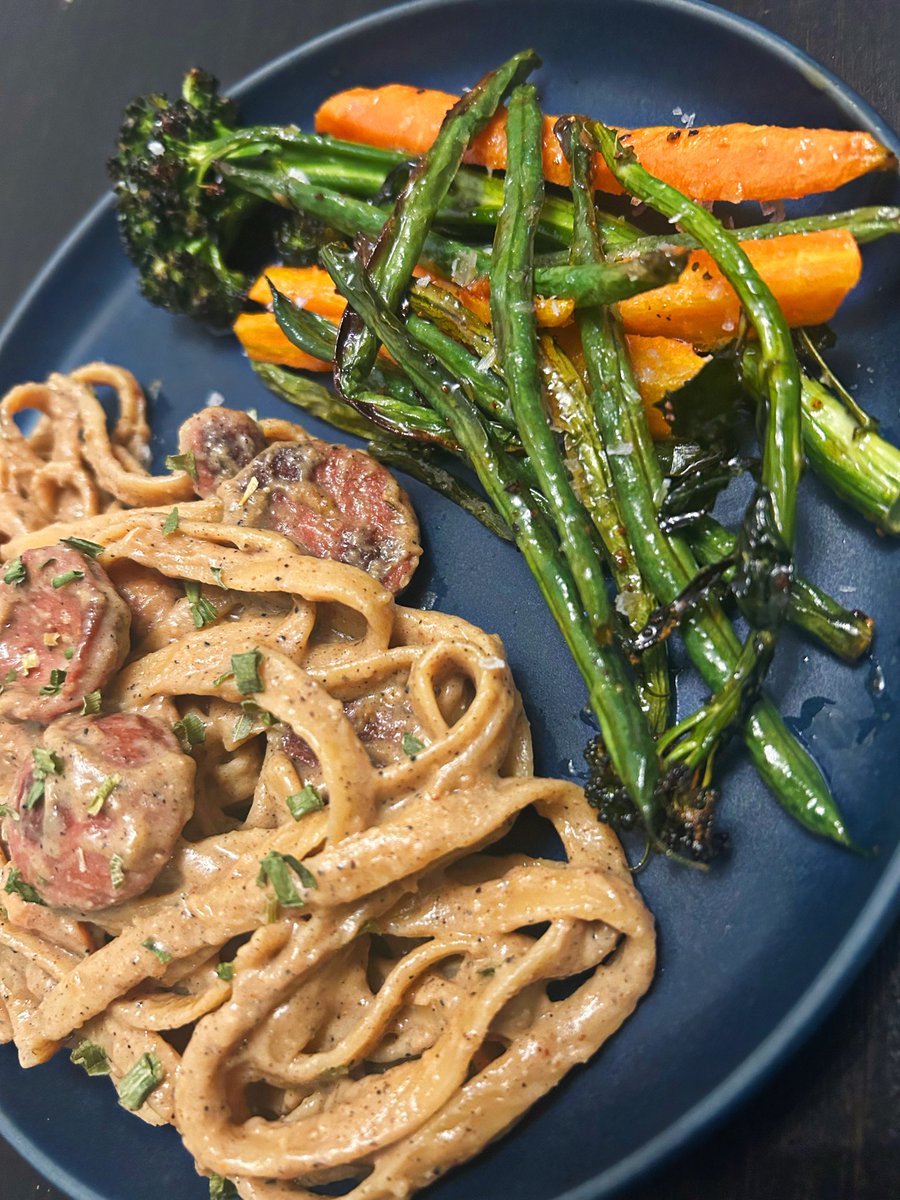 vampirafemme's tweet photo. cajun style sausage&amp;chicken alfredo and honey lemon pepper roasted vegetables #yaaaay https://t.co/kXdCBHHH6w