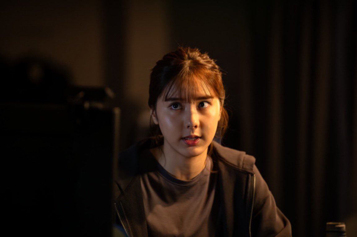 haagsetom's tweet photo. 【実話】天才ハッカー役、実は”PC音痴”だった

TBS日曜劇場『VIVANT』第2シーズン。
天才ハッカー”ブルーウォーカー”を演じるのは花岡すみれ。

■意外な素顔
実はパソコンをほとんど触ったことがなかったという。
撮影前は完全な初心者だった。

■努力の軌跡
本人いわく
「回を重ねるごとに、少しずつタイピングも上達していると思う」

演技の裏で、地道な練習が積み重ねられていた。

■注目ポイント
華やかなハッカー役の裏側にあったのは、地道な努力。
次回放送では、彼女の”手元”にも注目してみてほしい。
