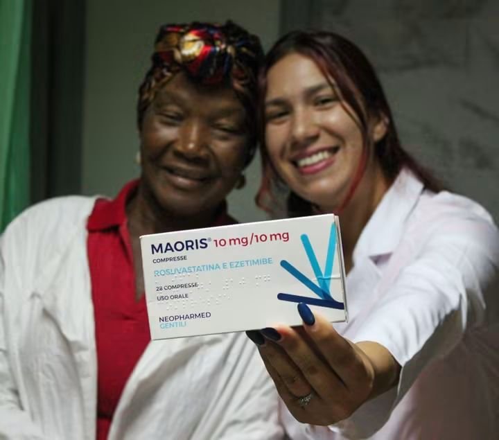 UJCdeCuba's tweet photo. Los jóvenes voluntarios de la #RedJuvenilComunitaria entregan medicamentos a quienes más los necesitan en los barrios capitalinos gracias a la ayuda solidaria de jóvenes de todo el mundo.

Hoy, las sonrisas de quienes los reciben son la mejor recompensa.

#UJCdeCuba https://t.co/eIpvkqUu62