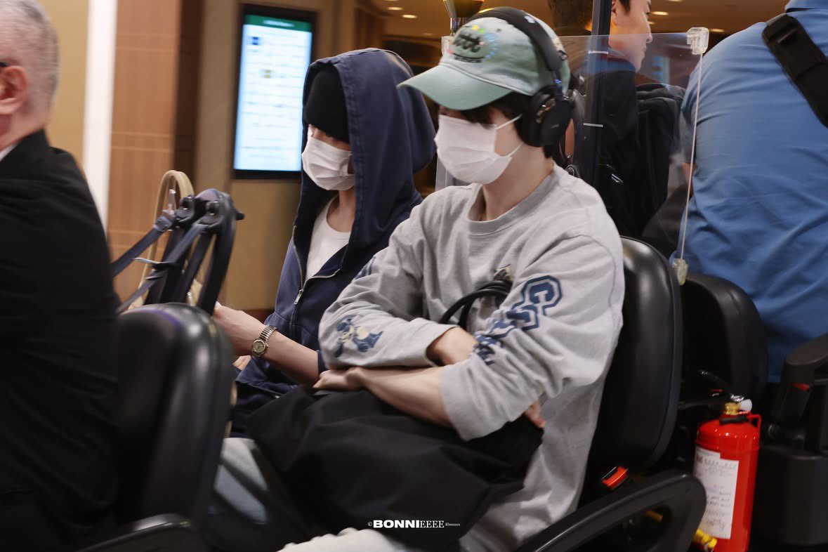 1209sbyj's tweet photo. they're sitting next to each other 🥹 https://t.co/IDOhx3bKgL