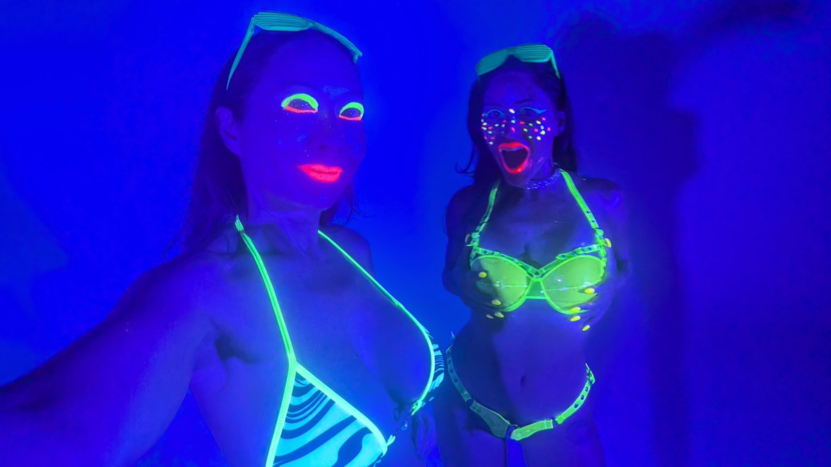 SushiiXhyvette's tweet photo. Today was definitely fun shooting for @GatorBladeFilms with @NyssaNevers 😄
#blacklight makeup is @makeupamurder and 👙@_artifice_ https://t.co/UzgESAe7eS