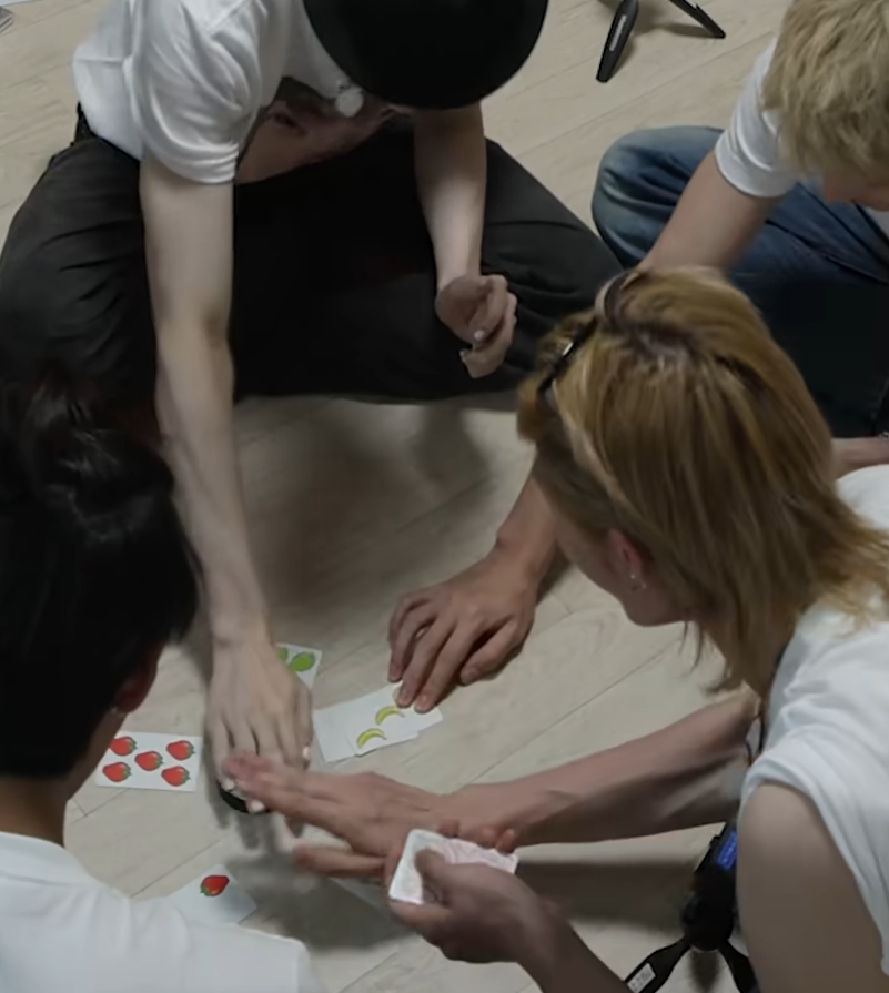 chubear_'s tweet photo. แล้วเพิ่งมาสังเกตช็อตนี้ แกดูความต่างขนาดของทั้งมือทั้งแขนทั้งข้อมือตินจูดิ อหหหหหห แลงมากกกกกกกกกก https://t.co/tShyC1z4Qw
