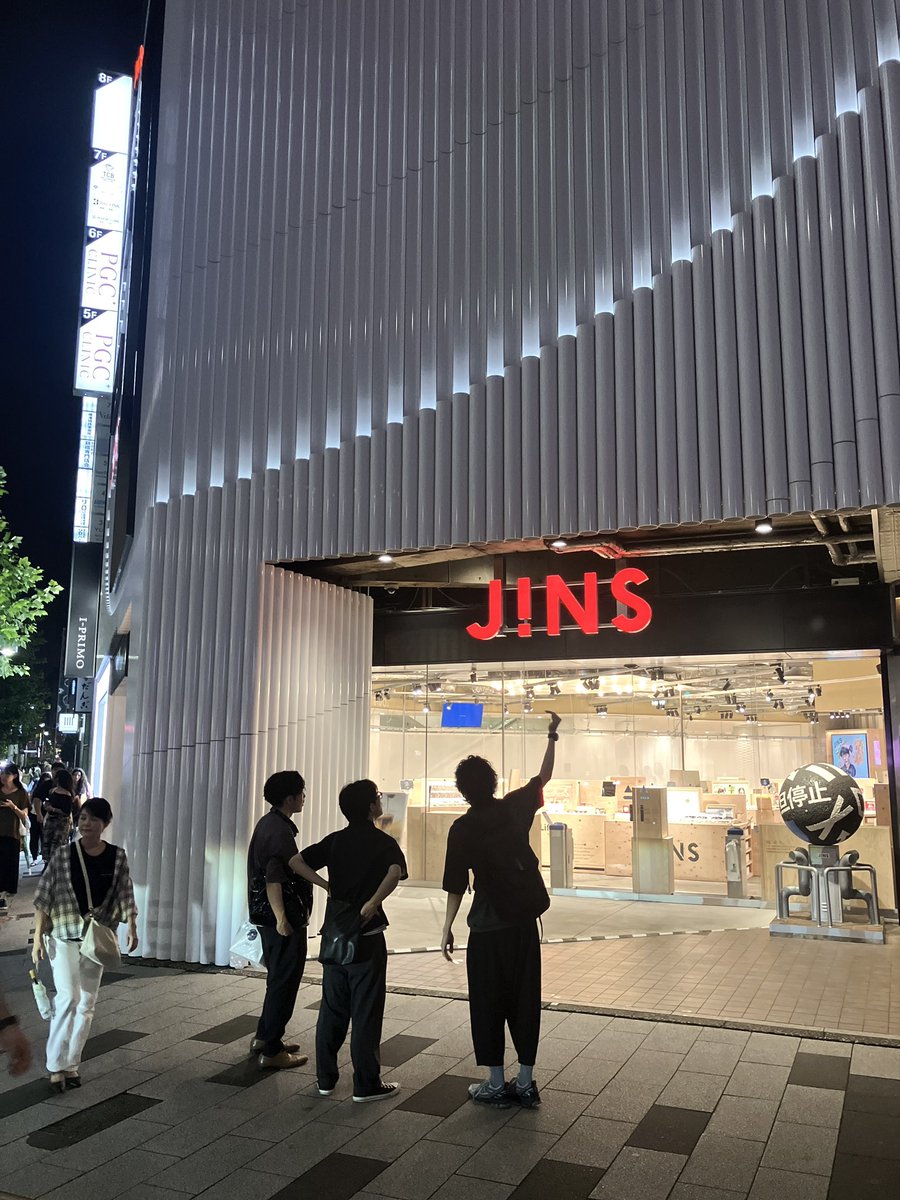 ironaka's tweet photo. 設計した真木くんの解説によるJINS新宿見学
角地ということを最大限に生かしながら、最小限の手数で、新宿というギラついた街対して、楕円という図式を用いてJINSという店舗を街に浮かび上がらせる手���は、とても勉強になった。 https://t.co/n3SVWY5rZY