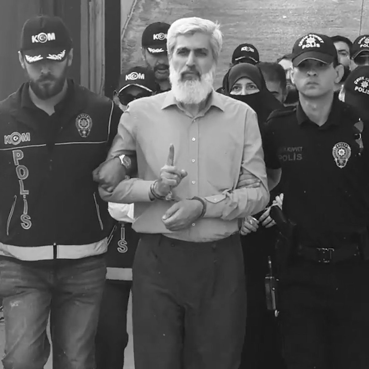 hakkin_sesii's tweet photo. SARAY'DAN GELEN TALİMAT!

Alparslan Kuytul, Oktay Saral'ın paylaşıp sildiği gönderisi üzerine önce gözaltına alındı, girdiği mahkeme sonucu hakkında tutuklama kararı çıkarıldı.

Bu düzene lanet olsun!

AlparslanHoca Tutuklandı https://t.co/FDv5keXfvr