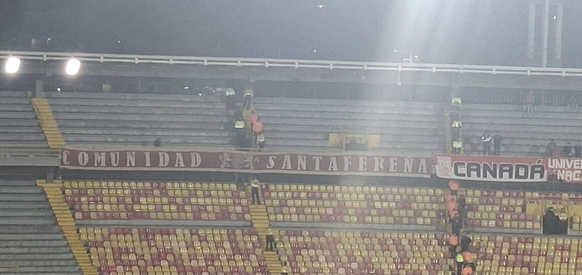 diegochirivi's tweet photo. Los disturbios tuvieron origen por el intento de robo del trapo de la barra Comunidad Santafereña https://t.co/nLvuxWxg2q