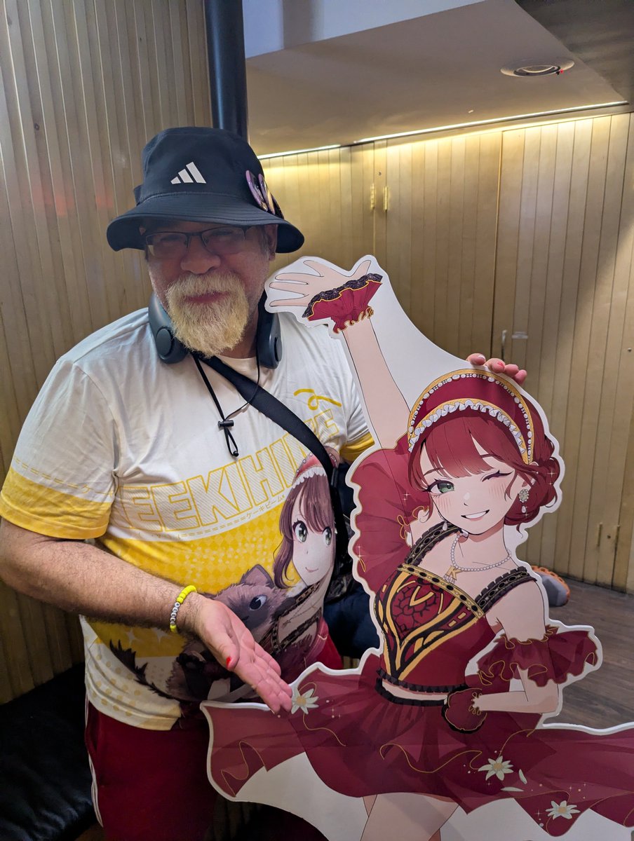 IdiotIlluminati's tweet photo. After missing the bakery crawl, I finally got to see the life sized Keeki cutout! Cauli's art is so cute!!! #keekikingdom https://t.co/eGP7ePwcjW