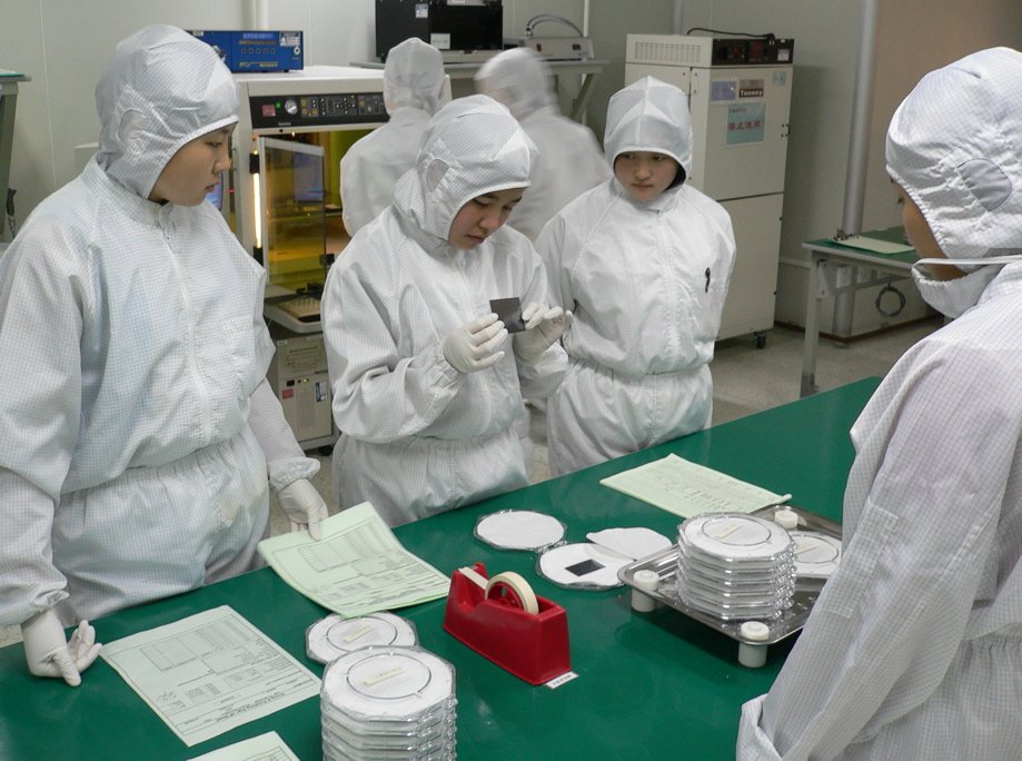 Unveiled_ChinaX's tweet photo. Former 28-year Samsung engineer Jeon was sentenced to seven years in prison after testifying that Chinese memory maker CXMT was founded in 2016 with an explicit plan to steal Samsung's $1.2 billion DRAM technology.

In sworn court testimony in Seoul, Jeon admitted that CXMT leadership had no interest in building proprietary research facilities from scratch. Instead, the firm lured South Korean engineers with massive pay raises to siphon out Samsung's confidential Process Recipe Plan, a master blueprint detailing roughly 600 precise semiconductor manufacturing steps.

Samsung spent five years and nearly 1.6 trillion KRW developing the advanced 18nm-class process. By converting handwritten notes stolen from Samsung into local factory settings, CXMT skipped years of costly trial and error, rapidly scaling production to become the world’s fourth-largest DRAM supplier.

South Korean prosecutors emphasized that the breach inflicted trillions of won in economic damage on the country's flagship industry. Under Beijing's aggressive drive for technological self-reliance, state-backed talent poaching and trade secret theft remain central tools to bypass foreign technological lead.