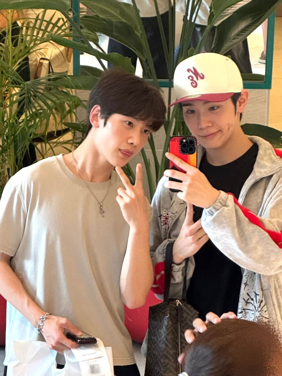 myseokryudan's tweet photo. OH MY GOD BBANGIZ MIRROR SELCA ??? https://t.co/h00o9ZV1TL
