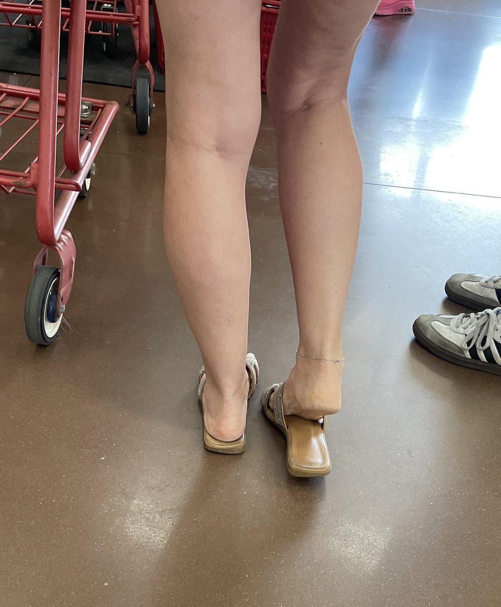 CandidFeetHunt's tweet photo. ☺️

#candidfeet #feet #soles #footfetish https://t.co/88pWwE93W9