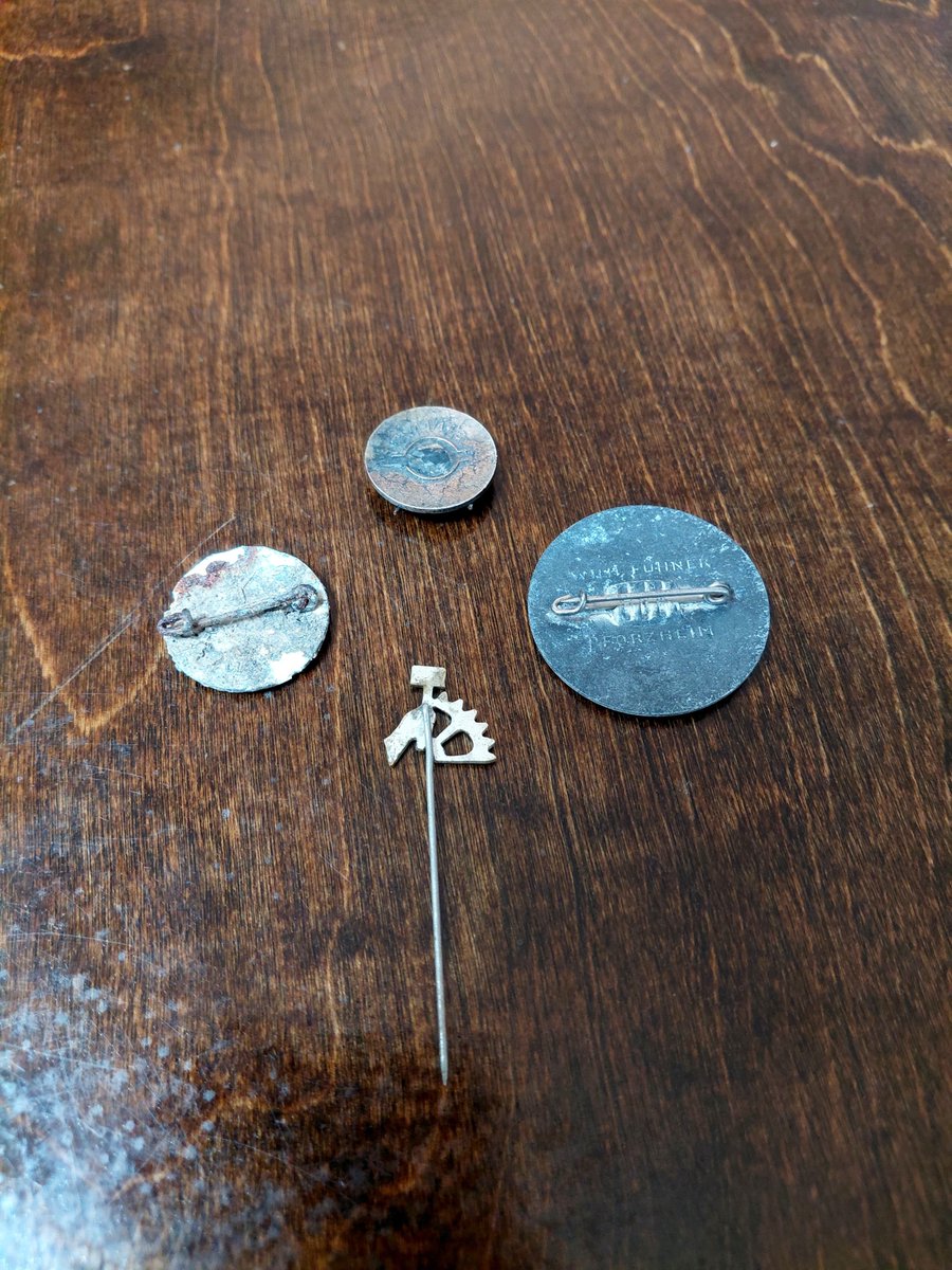 NSAntiquities's tweet photo. Alright party people. Next contest. A few left over pins and badges. Descriptions are in the next tweet.

~$120 dollar value

Reposts are counted as 1 entry. https://t.co/ESFBXttUjZ