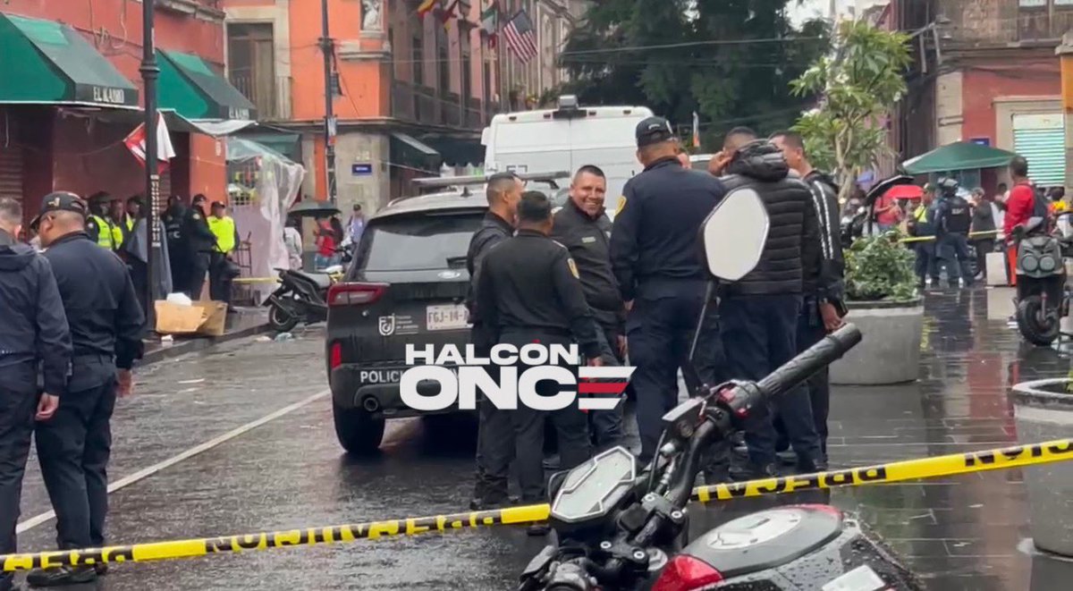 HalconOnce's tweet photo. ULTIMADO AL INTERIOR DE UNA BAÑOS..

Se encontraba al interior de unos baños públicos en la calle  de Del Carmen en el #CentroHistorico, #Cdmx. 

Dos sujetos en moto llegaron hasta el lugar para dispararle de manera directa a la víctima de 53 años, privándolo  de la vida. 

Los agresores huyeron del lugar hacia el #Edomex. 

Refieren se trata del líder de comerciantes de la zona. 

#HalconOnce ⚡️🦅