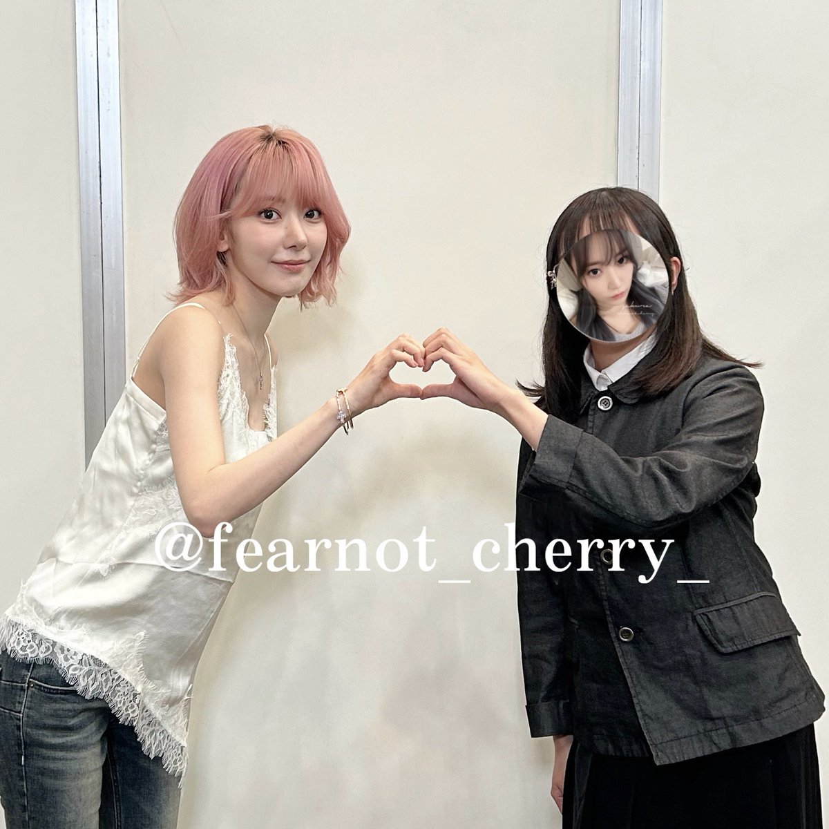 fearnot_cherry_'s tweet photo. ˗ˏˋ Pureflow オフライン特典会 ˎˊ˗

ピンクボブでの2ショット📸💖
　
お家にブンパラ衣装に似たコムギャル上下が
ありましたので着てったら気づいてくれた🥹

お見送り会でも名前呼んでもらえて嬉しい✨

#SAKURA #사쿠라 #LE_SSERAFIM #sakumail https://t.co/t7GWmcyqa6