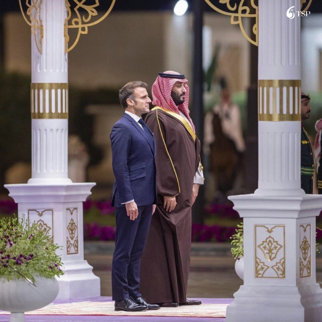 TheSaudi_post's tweet photo. موقع "المونيتور" الأمريكي:

زيارة ولي العهد السعودي إلى باريس تعكس اتساع الشراكة السعودية - الفرنسية، وتأتي في توقيت إقليمي حساس تتقاطع فيه ملفات الأمن والطاقة والملاحة مع الاستثمارات والتقنية والدفاع.

-التفاصيل:

يلتقي ولي العهد السعودي الأمير محمد بن سلمان الرئيس الفرنسي إيمانويل ماكرون في باريس، حيث يترأسان أول اجتماع لمجلس الشراكة الاستراتيجية السعودي - الفرنسي، الذي أُعلن عنه خلال زيارة ماكرون إلى الرياض في ديسمبر 2024، في خطوة تعزز الطابع المؤسسي للعلاقات بين البلدين.

وتتناول المباحثات آخر التطورات الإقليمية وجهود دعم الاستقرار وأمن وحرية الملاحة، في ظل تصاعد الضغوط الأمنية والاقتصادية في المنطقة، بالتوازي مع استمرار التنسيق السياسي بين الرياض وباريس حيال ملفات الشرق الأوسط.

وشهدت الشراكة السعودية - الفرنسية خلال السنوات الأخيرة توسعًا ملحوظًا في الاستثمار والتكنولوجيا والطاقة والدفاع، مستفيدة من التحولات الاقتصادية التي تقودها رؤية السعودية 2030 واتساع فرص التعاون بين الجانبين.

ويتضمن برنامج الزيارة لقاء ولي العهد برئيس الوزراء الفرنسي سيباستيان لوكورنو لبحث ملفات ثنائية ودولية ذات أبعاد اقتصادية وأمنية ودبلوماسية، بما يعكس تنوع مسارات التعاون بين البلدين.

وتأتي الزيارة ضمن مسار متصاعد من التواصل رفيع المستوى بين الرياض وباريس، في وقت تتجه فيه العلاقات نحو شراكة أوسع تجمع بين التنسيق السياسي والمصالح الاقتصادية والتعاون في القطاعات الاستراتيجية.