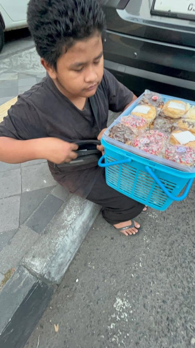 LiaAfri03881071's tweet photo. Teman-teman yang ada di Jogja terutama di Jakal bawah daerah Tempo Gelato, boleh banget bantu Raihan dengan beli donatnya ya kalau ketemu, 4000 aja harganya! 
Sehat-sehat dan semangat sekolahnya, dek! Kamu keren sekali https://t.co/Iv9kNq32Sk