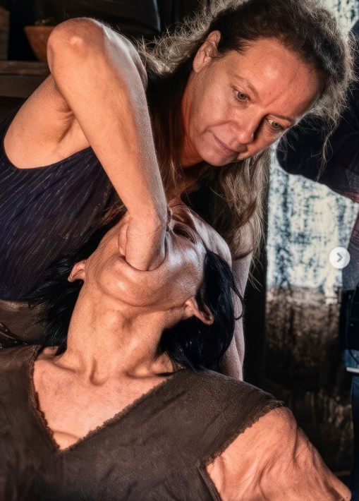 Gonzalo7movicio's tweet photo. No se usó CGI😱 Detrás de cámaras de la escena de la bruja Circe en La Odisea de Christopher Nolan. Todo se logró con efectos prácticos creados para la inquietante secuencia de transformación. Trucos de cámara y animatrónicos. Fotos aquí👇 https://t.co/hyvT1Lww40