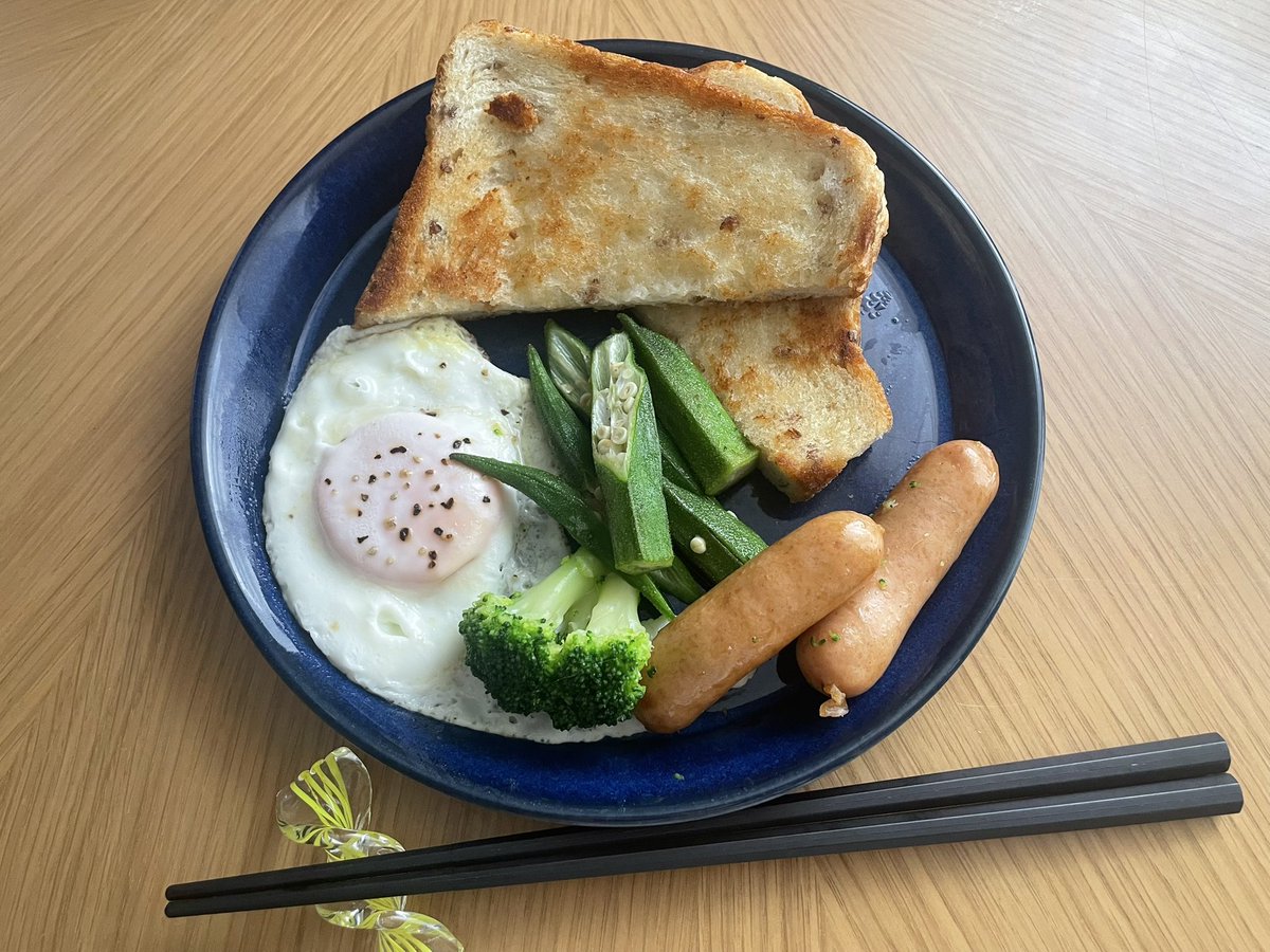nekota_inusuke's tweet photo. 平日昼は盛り盛りなので休日は特に「本当に食べたいか」身体によく確認する
けど最近は後から「多かったな」が多い

#朝ごはん #朝ごぱん https://t.co/Ndc8wtJouc