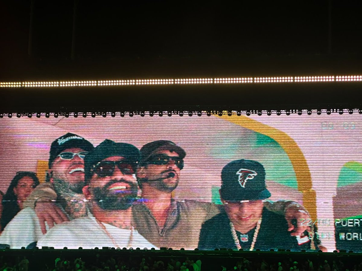 badbunita's tweet photo. Pov: las primeras imágenes que ves cuando abrís el libro de historia en la universidad del perreo https://t.co/9bKwSaa3tK