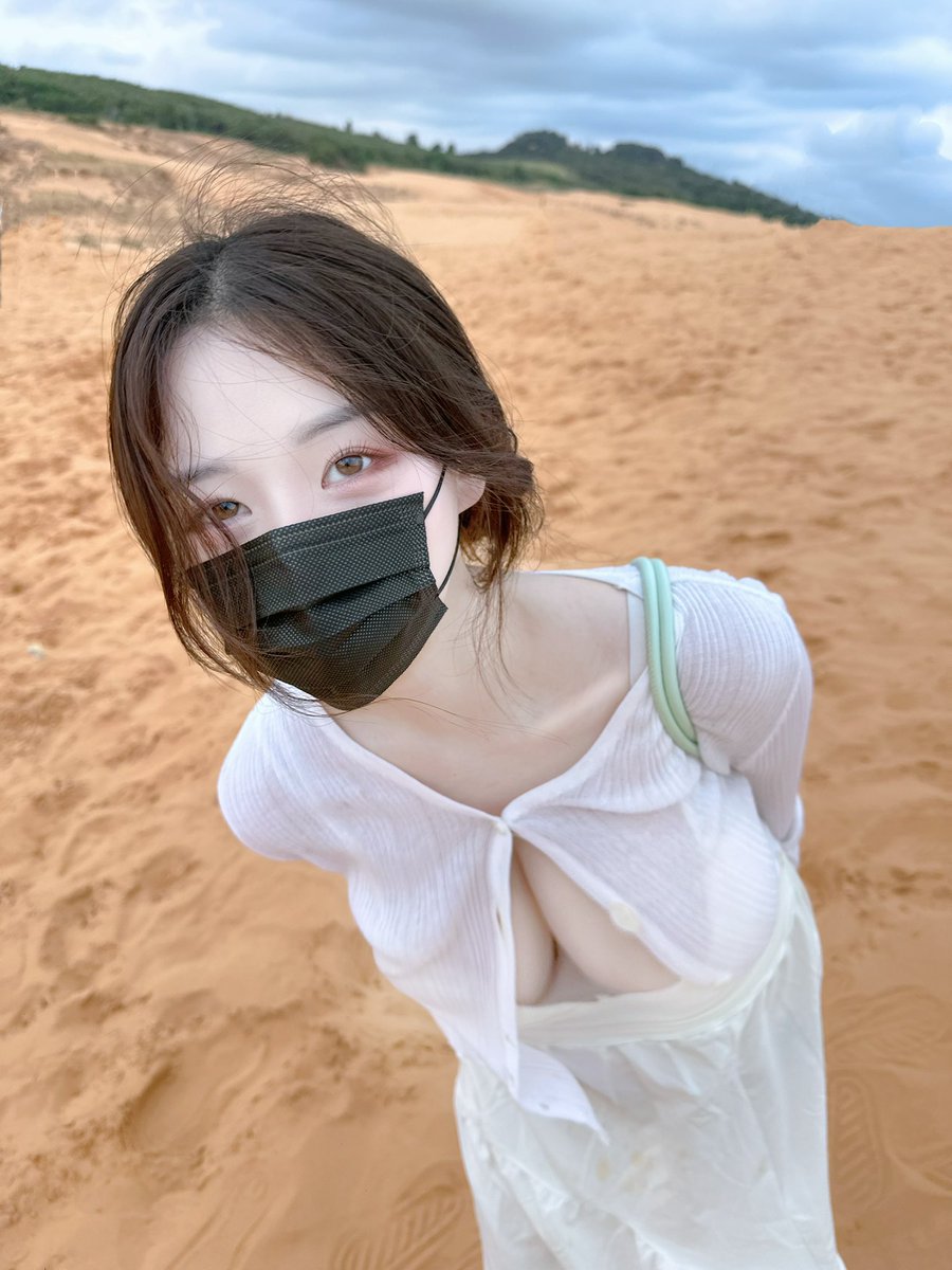 chenwei07826709's tweet photo. 风把衣服吹的这么贴，沙子都看红了脸，薄纱下面藏不住的曲线，喂喂，你眼睛往哪看呢，手往哪放呢😂😂 https://t.co/k8h4SvJqde